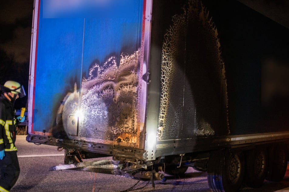 Auch am Sattelschlepper waren die Spuren des Feuers sichtbar.