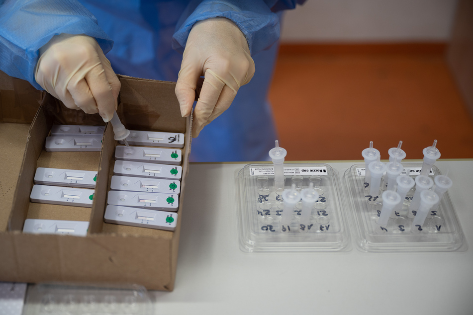 Eine Arzthelferin tropft die Abstrichlösung auf einen Corona-Schnelltest. Ab Montag können sich HamburgerInnen kostenlos testen lassen.