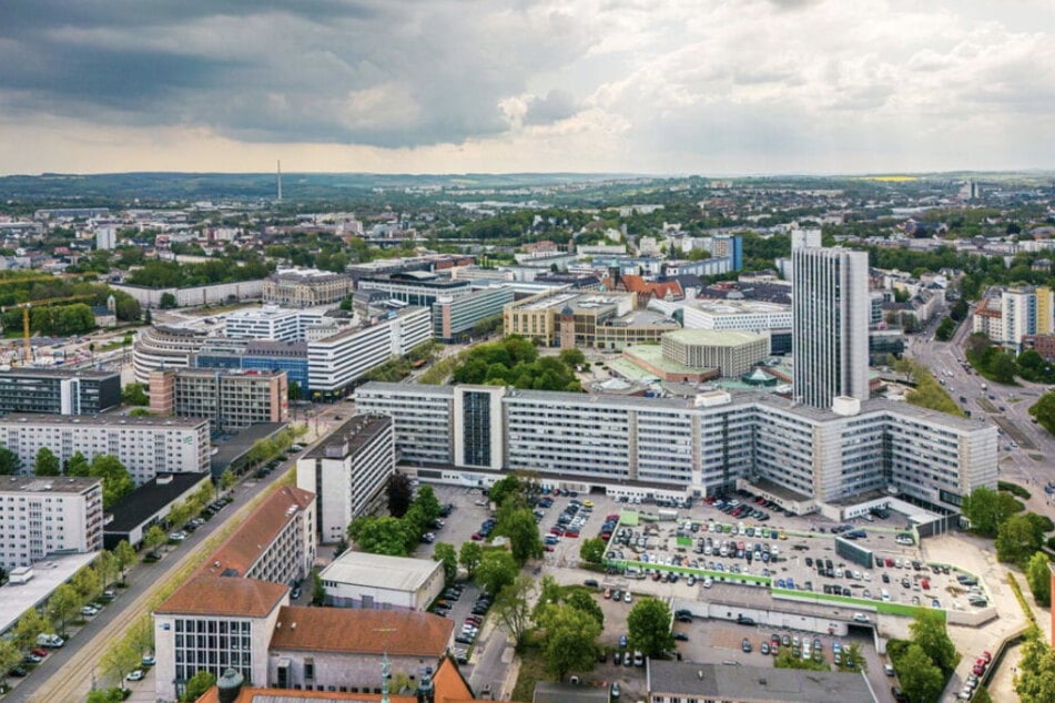Ein Rentner wurde in der Straße der Nationen (l.) in der Chemnitzer City ausgeraubt. Die Polizei schnappte den Täter.