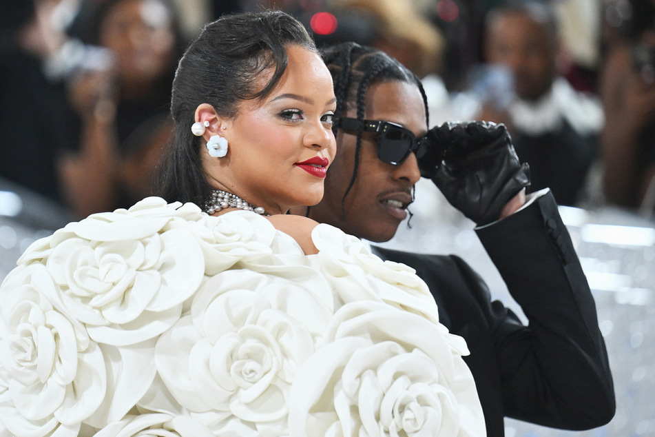 Rihanna (35) und A$AP Rocky (34) haben ihren Sohn Riot Rose erstmals im Netz gezeigt.