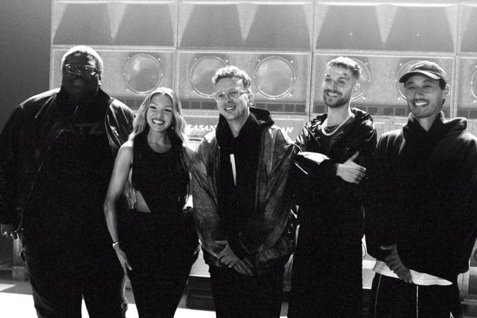 Rayan Djima (l-r) von der Band Blumengarten, Rapperin Shirin David, Christoph Erkes (Fizzle) vom Produzententeam Kitschkrieg, Samuel Eikmann von Blumengarten und Christian Meyerholz (Fiji Kris) von Kitschkrieg feiern ihren "Du bist gut genug"-Erfolg.