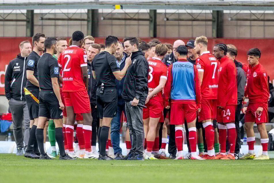Sieben Minuten lang war die Partie in München wegen rassistischer Beleidigungen gegen Justin Butler unterbrochen, wurde schließlich doch zu Ende gespielt.