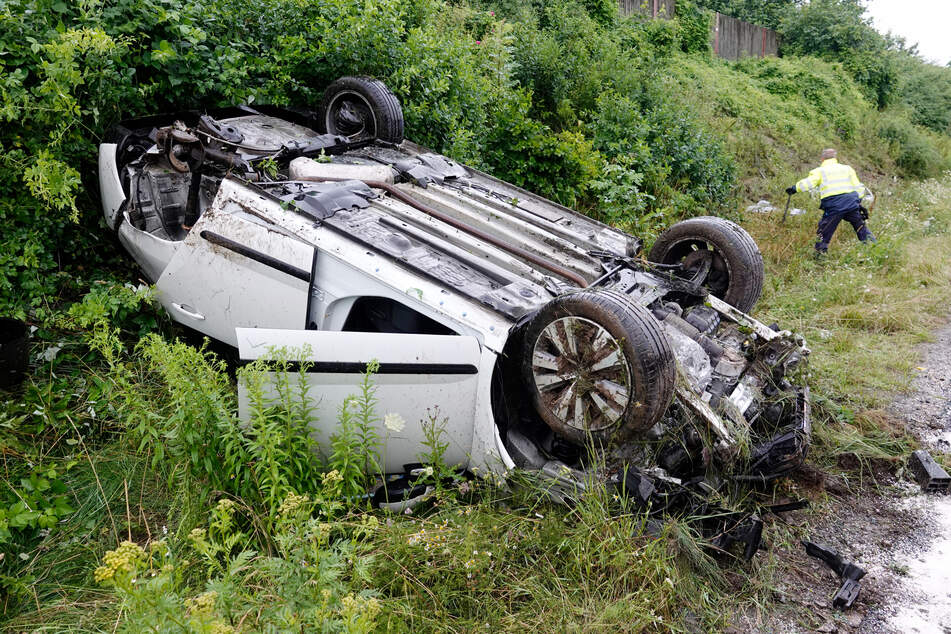 Unfall A4: Peugeot überschlägt sich auf A4: Langer Stau nach Autobahn-Sperrung