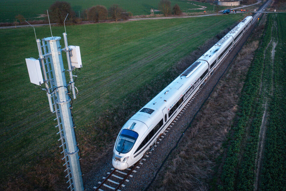 Bislang sind Bahnreisende auf halber Strecke zwischen Berlin und Rostock in ein Funkloch geraten.