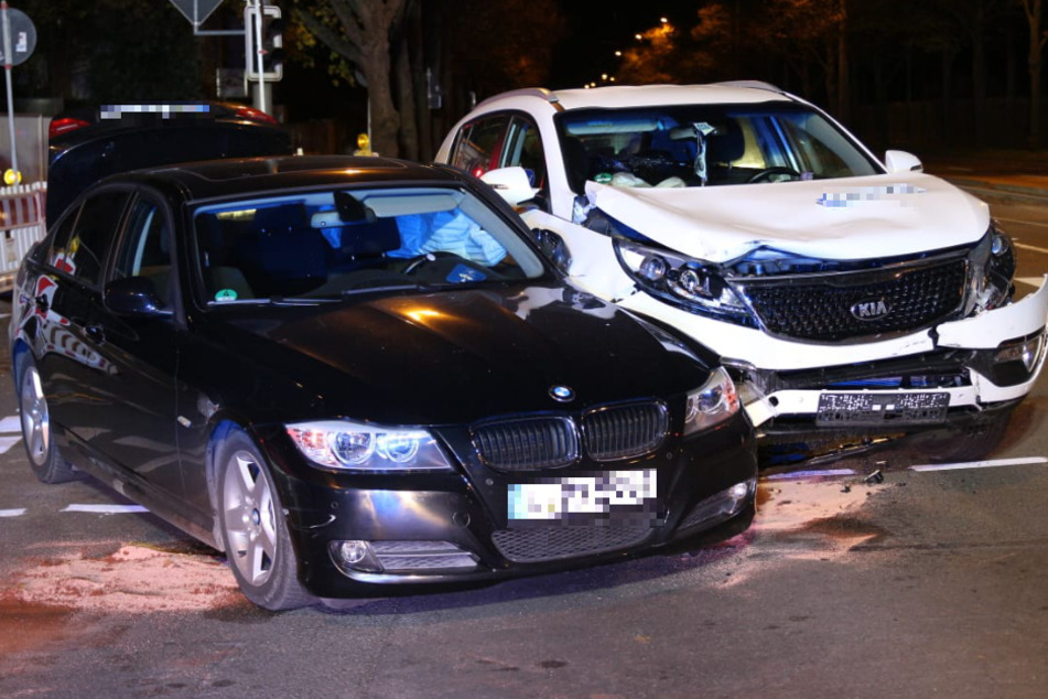Auf der Prager Straße in Leipzig ist es am Sonntagabend zu einem Unfall zwischen einem BMW und einem Kia gekommen.