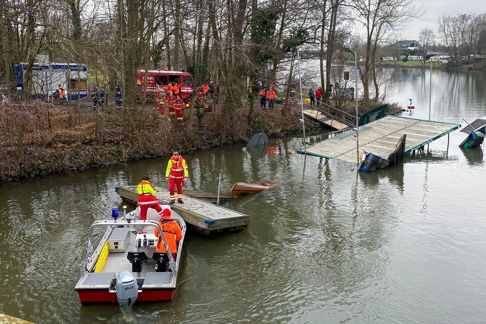 Die Einsatzkräfte von THW, DLRG und Feuerwehr hatten am Dienstag alle Hände voll zu tun.