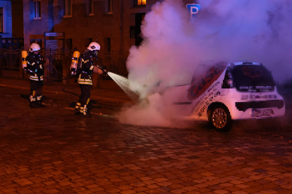 In Leipzig haben Unbekannte in der Nacht zu Samstag ein Auto der Firma Casa Immobilien angezündet. Der Citroën brannte vollständig aus.