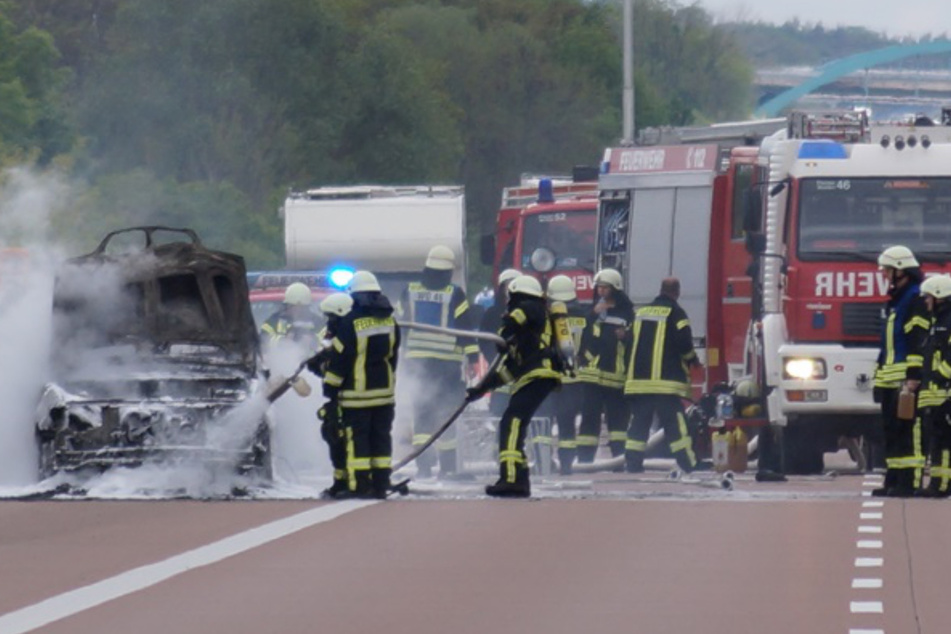 Unfall A9: Feuerwehr-Großeinsatz: Auto brennt mitten auf A9 aus