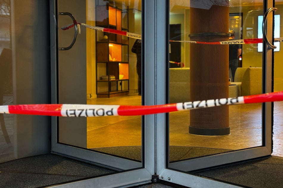 Ein Absperrband der Polizei ist vor dem Eingang des Hotels gespannt.