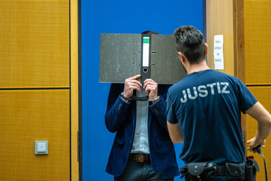 Vor dem Darmstädter Landgericht muss sich der 44-Jährige den schwerwiegenden Vorwürfen stellen.