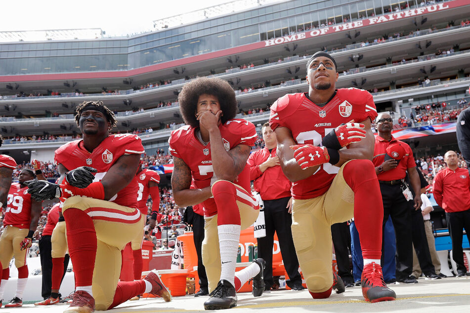 Wenige Tage später gleich nochmal: 2. Oktober 2016, Santa Clara: v.l.: San Francisco 49ers Linebacker Eli Harold, Quarterback Colin Kaepernick und Safety Eric Reid knien bei der Nationalhymne vor einem NFL Fußball-Spiel gegen die Dallas Cowboys.