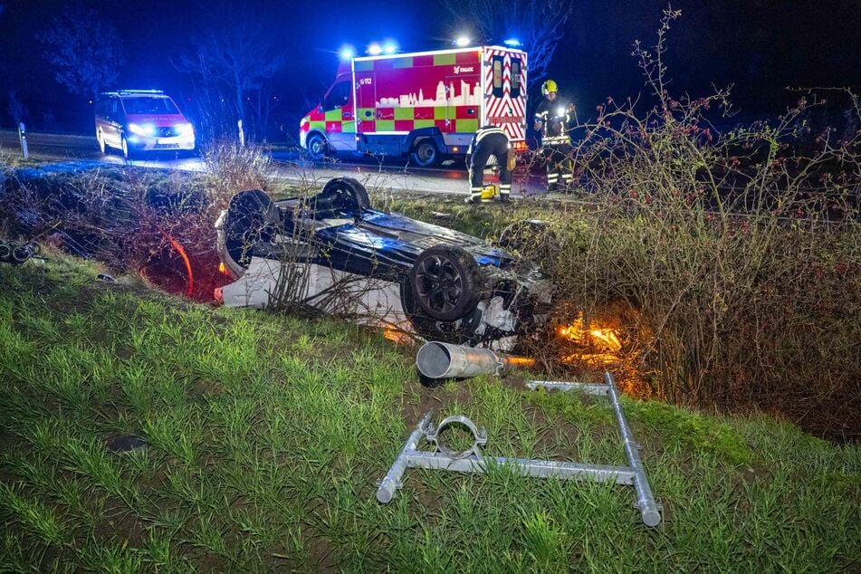 Die Feuerwehr rettete die 36-Jährige aus diesem Auto.