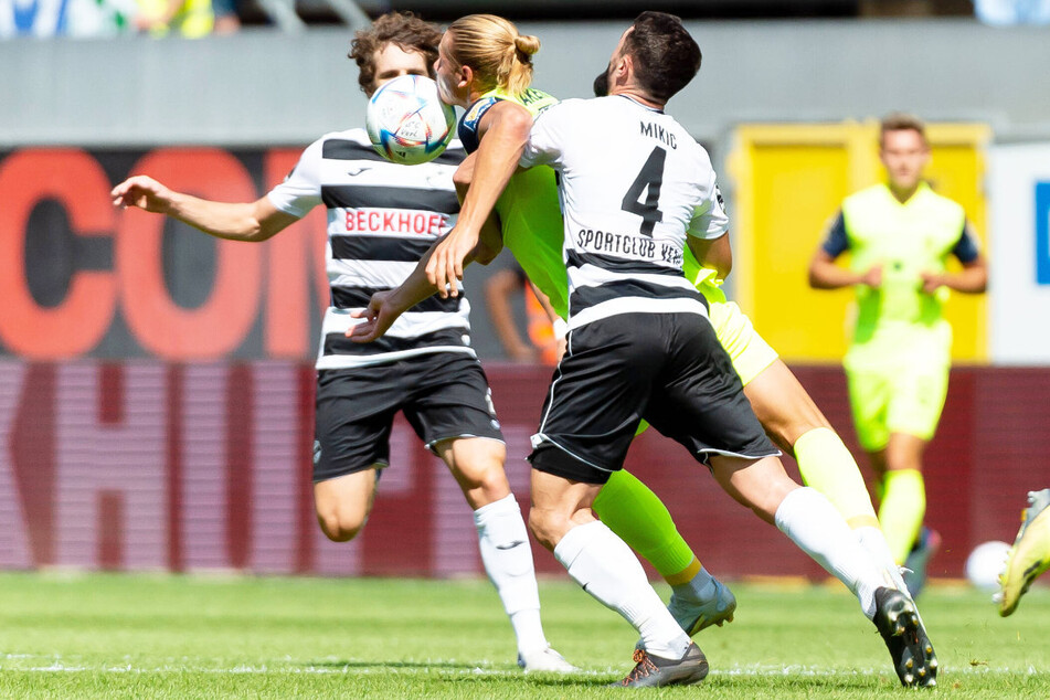 Fynn Lakenmacher (M.) und seine Mitspieler vom TSV 1860 München taten sich am 4. Spieltag beim SC Verl über weite Strecken der Partie schwer.
