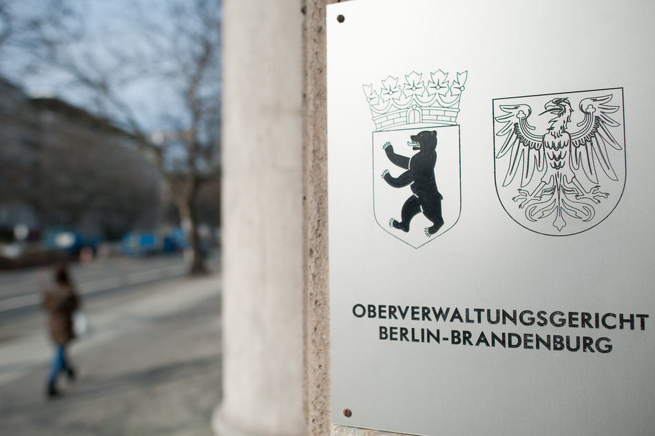 "Oberverwaltungsgericht Berlin-Brandenburg" steht auf einem Hinweisschild.