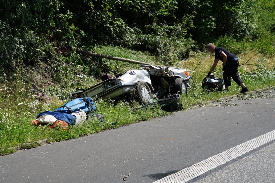 Nach dem Zusammenstoß mit einem Baum wurde ein Mercedes-Oldtimer komplett zerstört. Die Beifahrerin des Wagens verstarb noch vor Ort.
