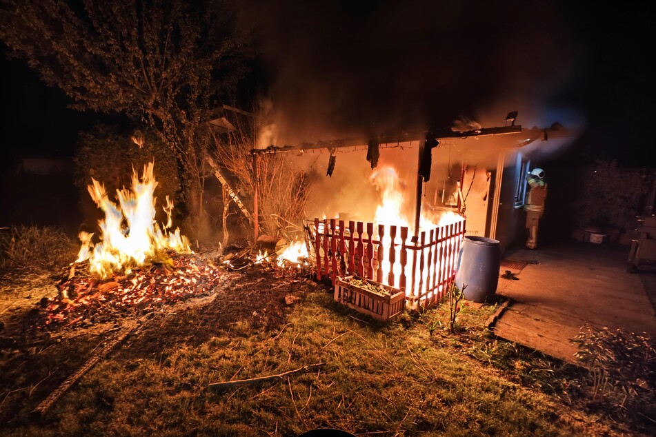 In Dresden-Nickern geriet eine Gartenlaube in Brand.