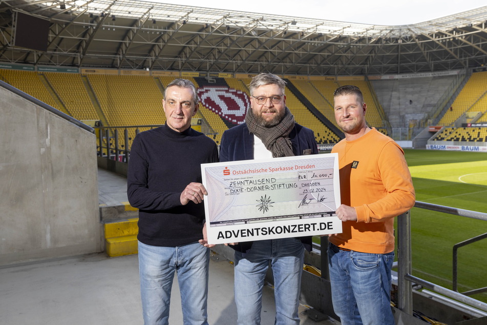Stiftungsrat Ralf Minge (63, l.), Veranstalter Thomas Reiche (50, M.) und Dixies Sohn Steffen Dörner (43) freuen sich über die Spendensumme.