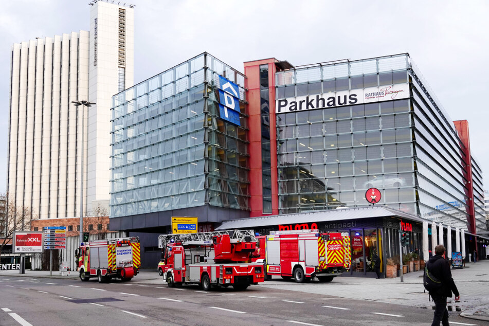 Feuerwehreinsatz am Chemnitzer Parkhaus Theaterstraße.