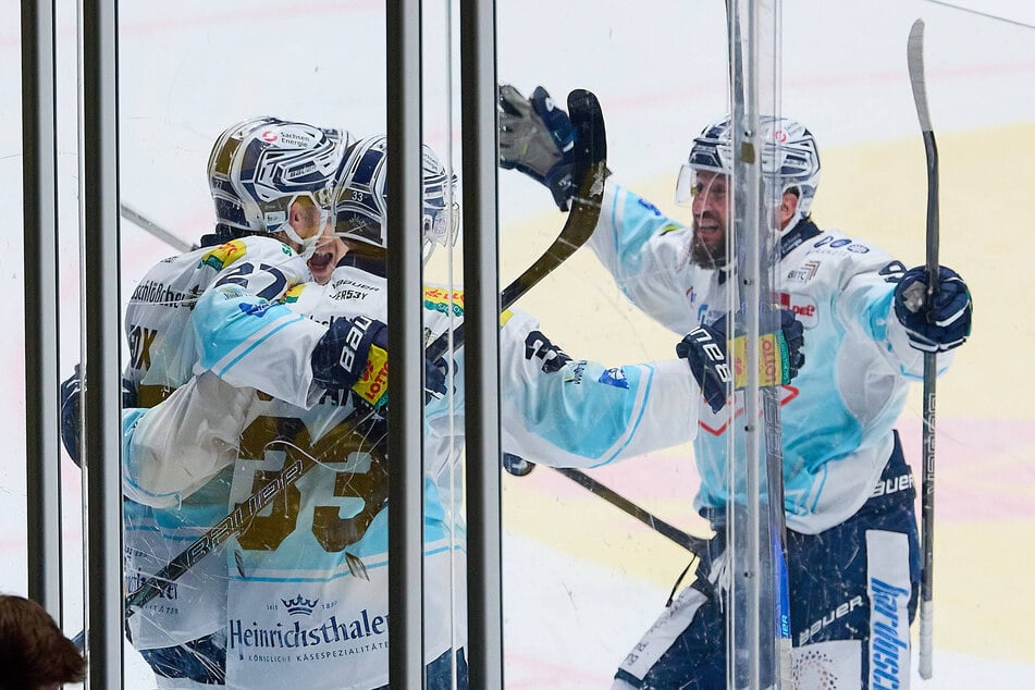 Endlich! Die Eislöwen um Travis Turnbull (39, r.) feiern in Frankfurt im dritten Spiel ihren ersten DEL-Sieg.