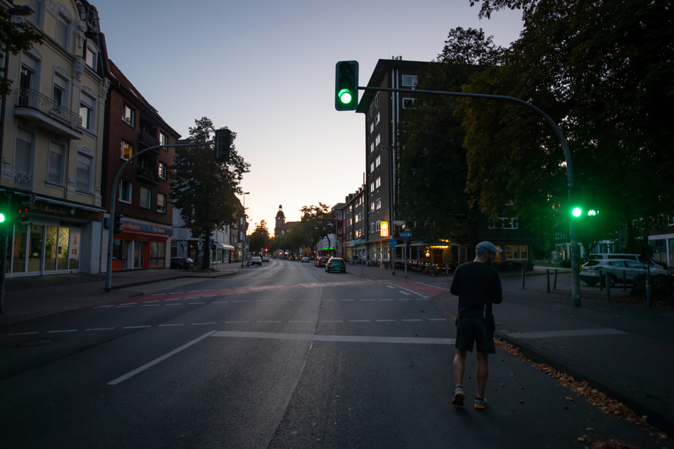 Ein Jogger ist im Morgenlicht auf der Warendorfer Strasse unterwegs. In Münster müssen rund 16 000 Menschen ihre Wohnungen verlassen.