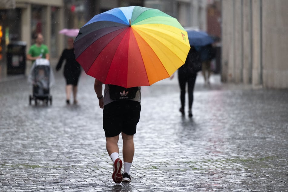 Regenschirm nicht vergessen: In Sachsen-Anhalt könnte es immer wieder regnen. (Symbolbild)