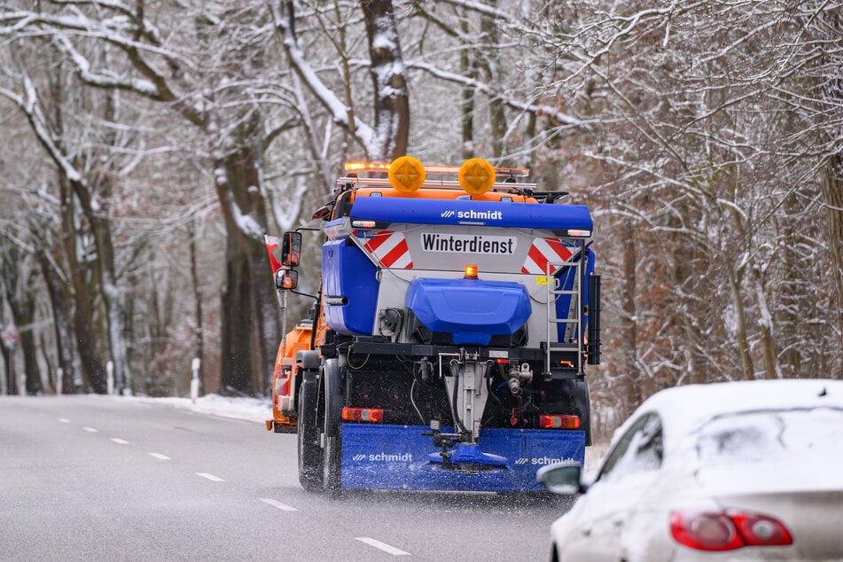 Der Winterdienst ist im Vogtland weiterhin im Einsatz. (Symbolfoto)