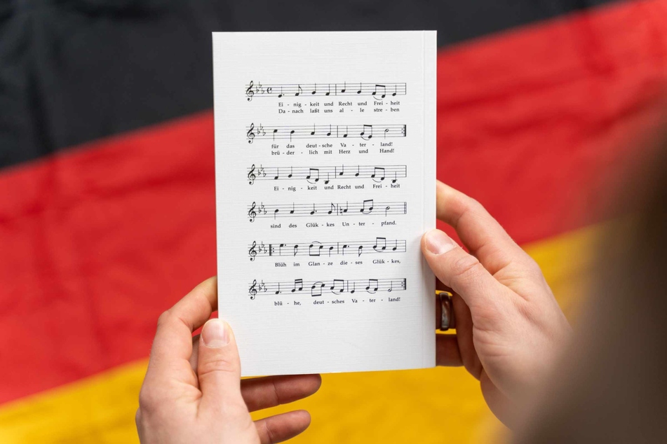 "Einigkeit und Recht und Freiheit" - mit den Liedzeilen der deutschen Nationalhymne war der AfD-Antrag überschrieben.