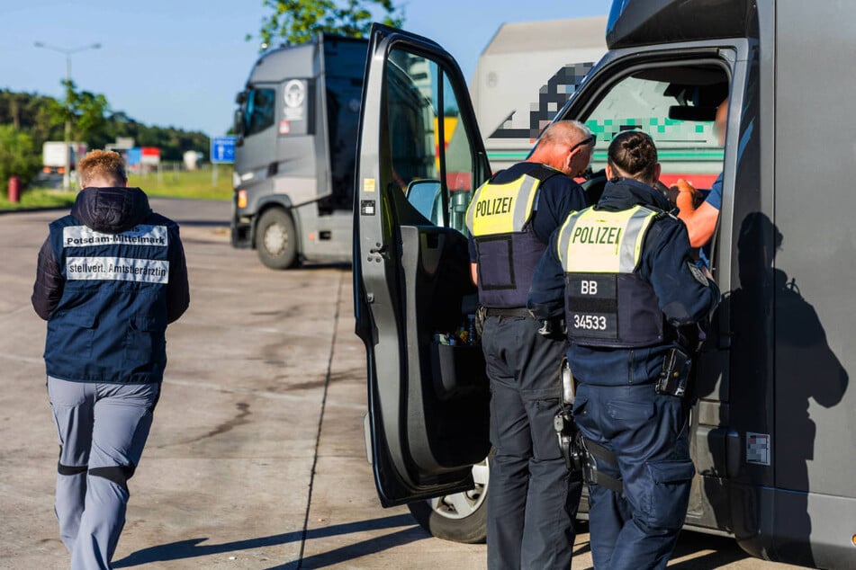 Die Polizei hat die Kontrolle an der A9 in Zusammenarbeit mit dem Veterinäramt durchgeführt.