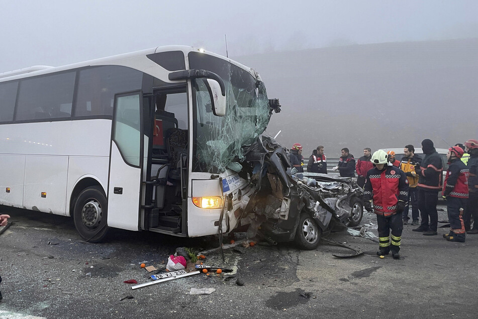 Bei dem schweren Unfall östlich von Istanbul wurden mindestens sechs Menschen getötet.