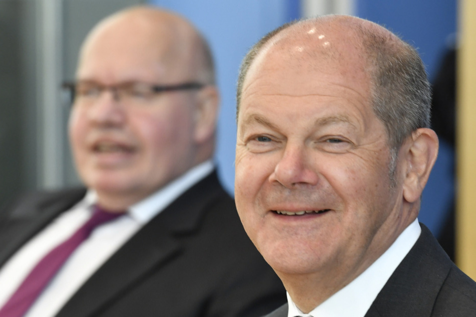 Olaf Scholz (SPD), Bundesfinanzminister und Vizekanzler. Im Hintergrund Peter Altmaier (CDU), Bundeswirtschaftsminister.