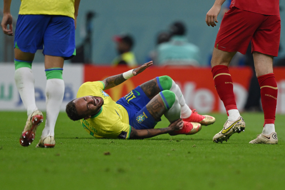 Besonders bitter aufgestoßen waren brasilianischen Fußball-Fans ihre Aussagen über die massive Theatralik von Superstar Neymar (31, bezeichnenderweise am Boden).