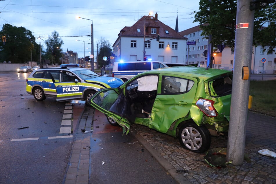 In Dresden kollidierte ein Opel Karl mit einem Polizeiwagen.