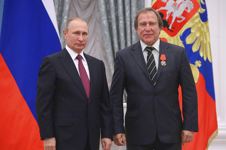 Russian president Vladimir Putin (l.) and his best friend Sergei Roldugin at a 2016 ceremony.