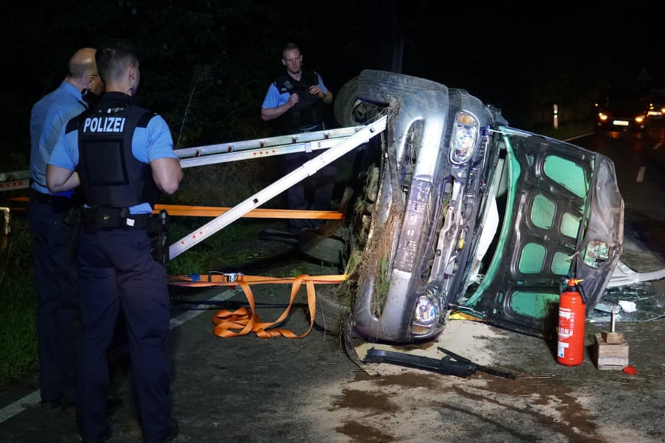 Einsatzkräfte der Polizei sicherten die Unfallstelle in Schöpstal.