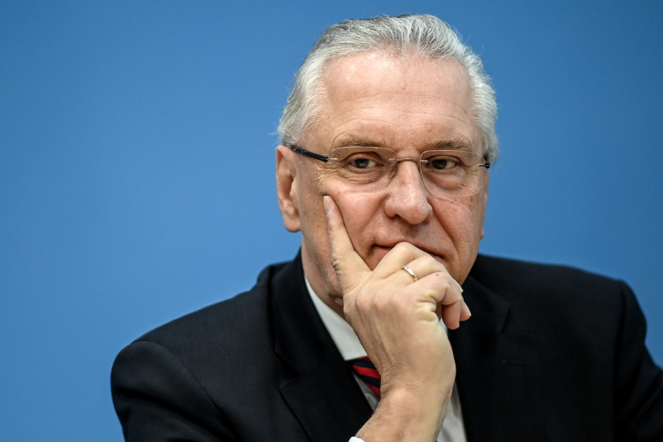 Bayerns Innenminister Joachim Herrmann (64, CSU) sieht deutlichen Ausbau-Bedarf im Warnsirenennetzwerk.