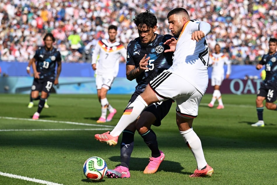 Deutschlands Deniz Undav (29, rechts) und Paraguays Gustavo Gomez (33) kämpfen um den Ball.