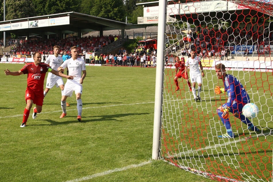 Sein wohl wichtigstes Tor für den FSV: Toni Wachsmuth traf am 29. Mai 2016 in Plauen zum 1:0 im Rückspiel der Drittliga-Relegation gegen den SV Elversberg. Der FSV stieg auf. Heute ist Elversberg Zweit- und Zwickau Viertligist.