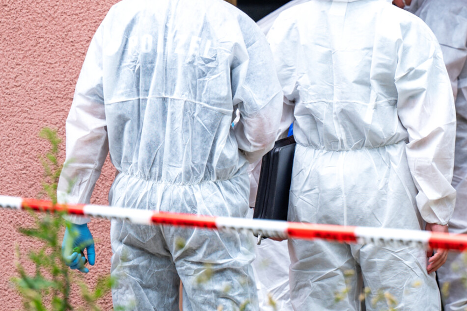 Die Spurensicherung untersuchte am vergangenen Samstag ein Einfamilienhaus in Wiesbaden-Klarenthal, nachdem dort die Leiche einer 81-jährigen Frau entdeckt worden war. (Symbolbild)