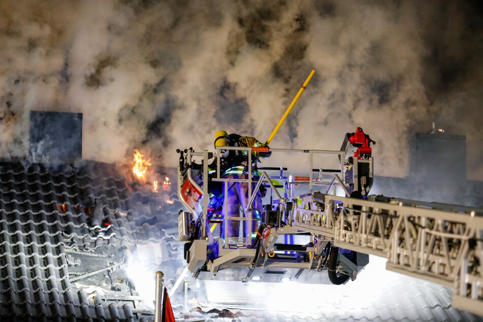 Anwohner wurden vor dem dichten Rauch gewarnt. Die Feuerwehr ging mit Atemschutz gegen den Brand vor.