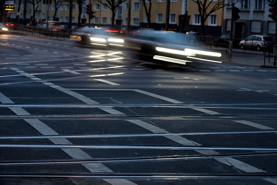 Radfahrerin stößt mit KVB-Bahn zusammen und hat echten Schutzengel!