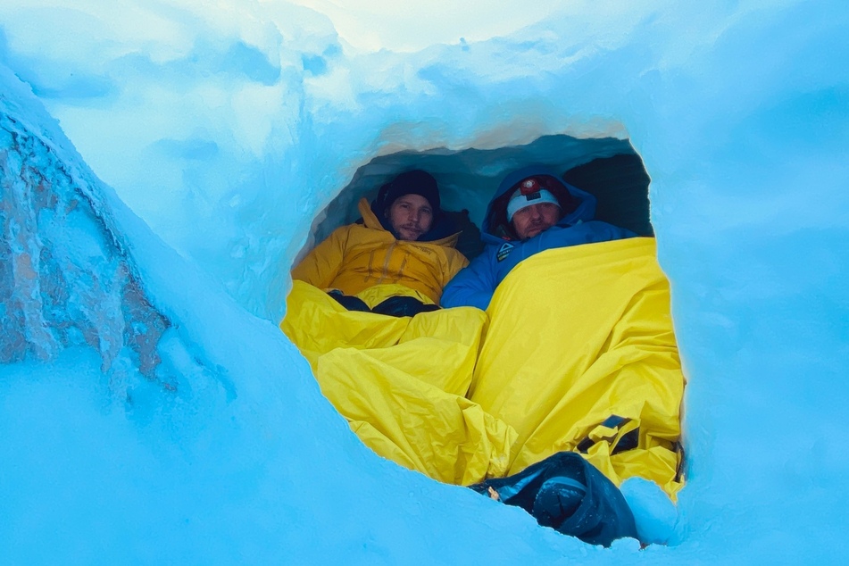 Sebastian Ströbel (46, l.) und Hans Honold (50) übernachten in einer Schneehöhle am Dachstein.