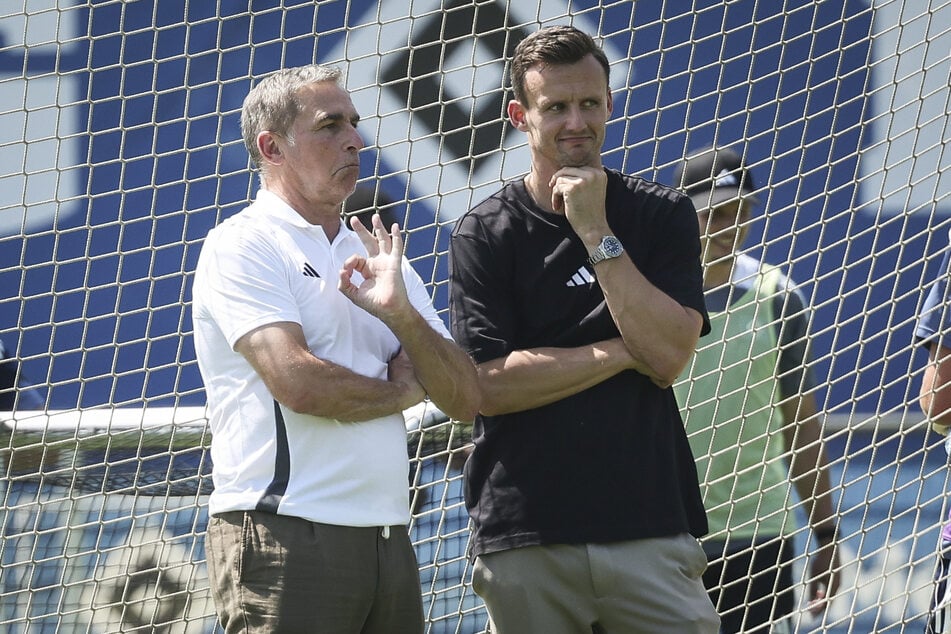 HSV-Vorstand Stefan Kunz (63, l.) zeigt Vertrauen in Sportdirektor Claus Costa (41) und verlängert seinen Vertrag.