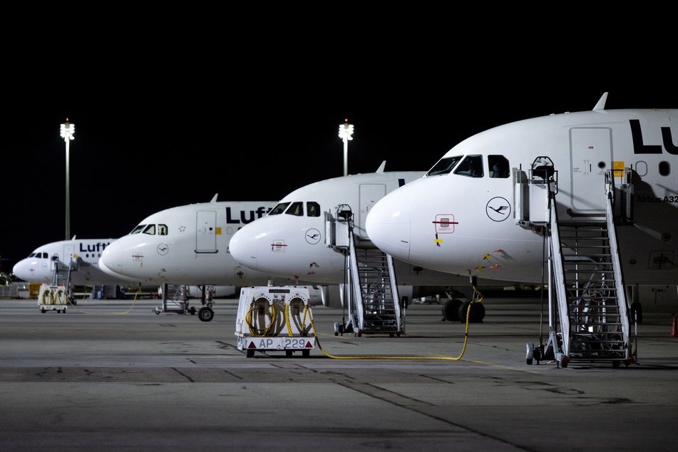 Flugzeuge der Lufthansa stehen am Flughafen München auf dem Vorfeld. Ein Großteil von ihnen wird in den kommenden Tagen am Boden bleiben.