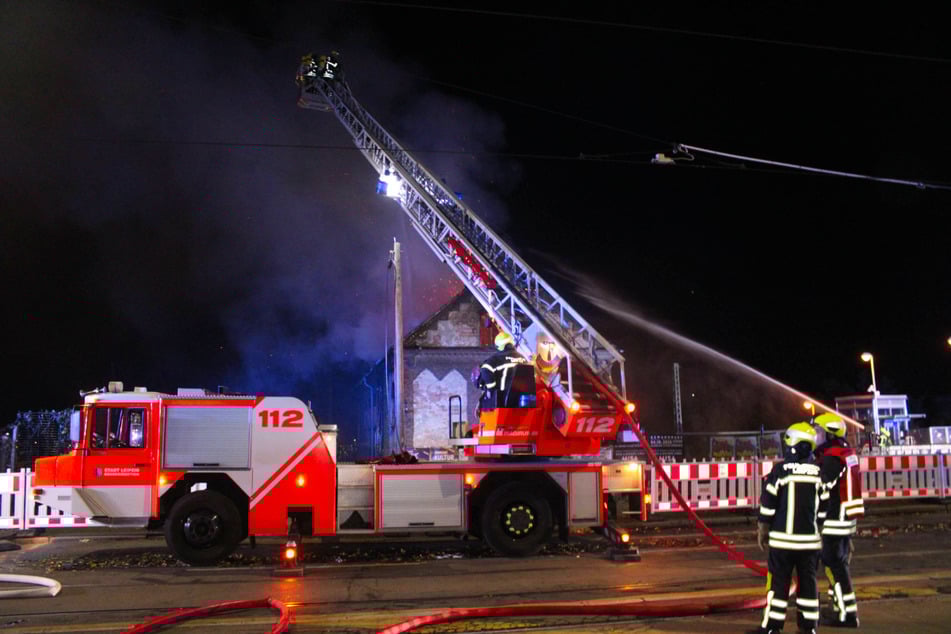 Die Einsatzkräfte waren mehr als zwei Stunden vor Ort, um das Feuer zu löschen.
