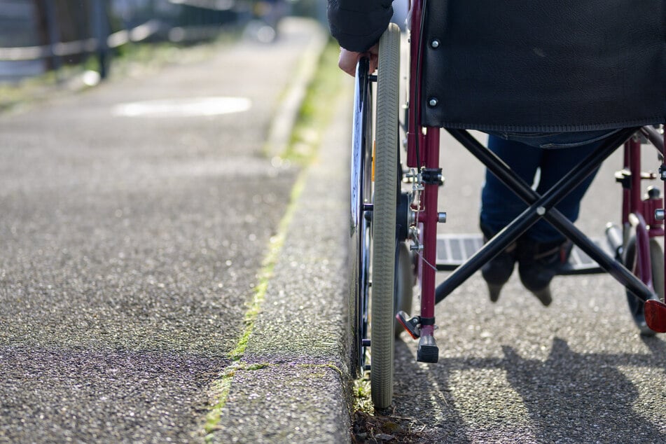 Die Rollstuhlfahrerin (†86) fiel aus ihrem Stuhl auf die Straße. Im Krankenhaus erlag sie ihren Verletzungen. (Symbolbild)