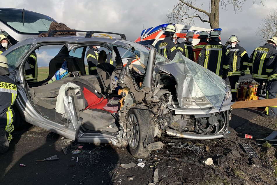 Das Auto wurde bei dem Aufprall total zerstört.