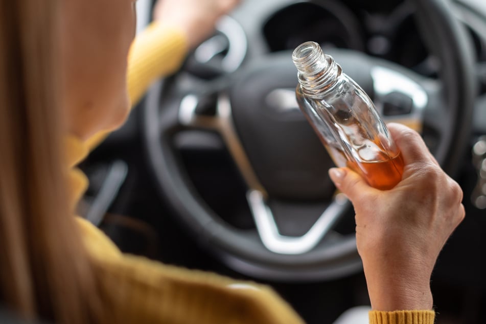 Die 43-Jährige hatte offenbar sogar während der Fahrt noch getrunken! Die Polizei fand unter anderem eine halbvolle Bierdose an Bord des Caddy. (Symbolbild)