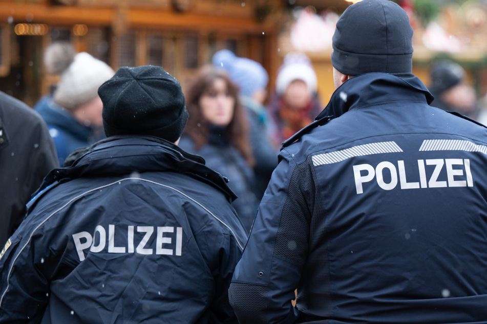 Sieben Streifen zu je zwei Polizisten sorgen zwischen Augustusmarkt und Prager Straße für Ordnung.