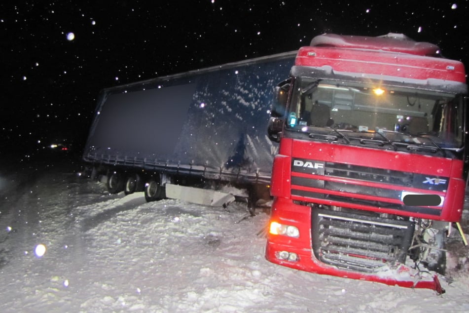 Der verunfallte Lkw war in zwei Leitplanken geknallt.