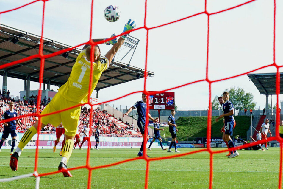 Haching-Keeper Nico Mantl streckte sich vergeblich nach dem Ball von Manfred Starke (2.v.r.).